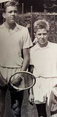 Václav Nedomanský (vlevo) na přelomu 50. a 60. let 20. století na Pardubické juniorce, kde porazil i pozdějšího wimbledonského vítěze Jana Kodeše. Stojí vedle něj vpravo