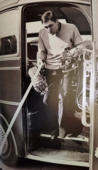 Václav Nedomanský after his arrival at the ice rink in the second half of the 1960s