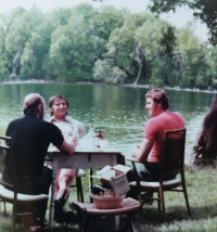 Václav Nedomanský (right) at a picnic in the second half of the 1970s. Richard Farda, the national team striker with whom he emigrated from Czechoslovakia in 1974, is sitting on the left