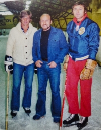 Václav Nedomanský (right) with famous Canadian hockey player, defenseman Bobby Orr (left)