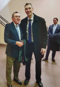 Václav Nedomanský (left) and Slovak hockey defenseman Zdeno Chara around 2020