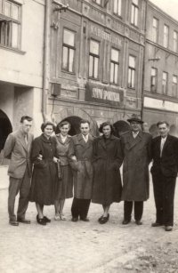 Maminka (třetí zleva), otec (čtvrtý) na svatbě v Brušperku 1954