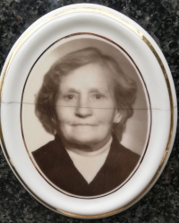 Mother Jarmila Horrová, née Skotalová. Photo from the family grave