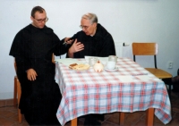 P. Redemptus Valábek s bratrem Ivanem v Liboci, 2001