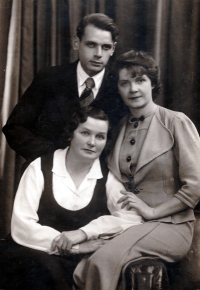 Yuri Galatenko's great-grandmother, grandfather and his maternal sister / around 1940