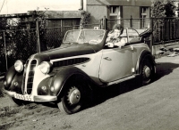 Jaroslav Javorský in an old BMW, with which he went into emigration, 1977