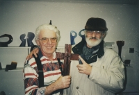 Jiří Ryba (vlevo) ve svém sklářském ateliéru s kamarádem J. Krčkem, rok 1996 