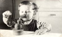 Early childhood of the witness, approximately mid-1940s