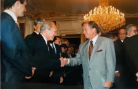 Při setkání diplomatů s prezidentem Václavem Havlem na Pražském hradě, rok 1995. Prezident každého zdraví a fotografie jsou pak poslány všem zúčastněným