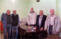 Reunion of the last living graduates of the Budějovice Grammar School in Česká Street from 1950. On the left standing PhDr. Vladimír Karfík, former editor-in-chief of Literary Newspaper, with MUDr. František Bürger, on the right Ing. Zbyněk Mršík, RNDr. Ing. Vladimír Sattran and MUDr. Pavel Stašek. October 2021