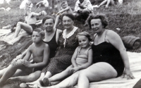 Jiřina Lukešová s matkou a tetami na koupališti, Pardubice, kolem roku 1939