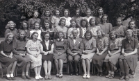 Jiřina Lukešová (druhá zleva, druhá řada), Ostrava, kolem roku 1948