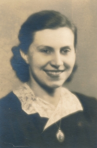 Máma Miroslava Pražáková přibližně v r. 1947