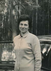 Máma Miroslava Pražáková přibližně v r. 1974