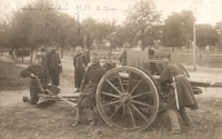 Dědeček Vladimíra Pištěláka (s dlouhými vousy, označený šipkou) v rakousko-uherské armádě v roce 1914