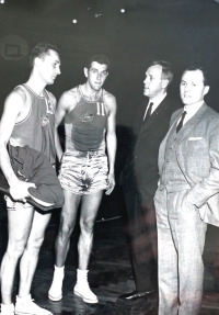 Po utkání družstva Evropy, Wisly Krakov a Realu Madrid. Zleva Vladimír Pištělák, František Konvička, Ivan Mrázek (trenér Brna), Krakov, září 1965