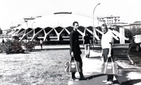 Vladimír Pištělák (vlevo) s Bohuslavem Rylichem na cestě do haly během olympijského turnaje v Římě, 1960