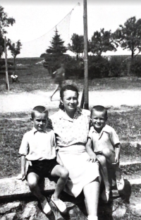 Vladimír Pištělák (vlevo) v Rudolci s maminkou a bratrem, 1947