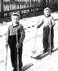 Vladimír Pištělák (vzadu) s bratrem při lyžování, 1944