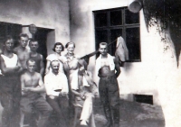 Anna Zátková's mother Anna Vymazalová (centre) with her sister and Czechoslovak soldiers from the nearby barracks / Hamiltony / 1932