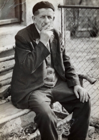 Father Antonín Bernard on a bench at the house of the witness in Frýdlant