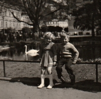 Jaroslav Ladýř s kamarádkou, Karlovy Vary, 50. léta