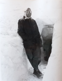 František Lehár, výstup na Pik Lenin v Pamíru, Francouz před vchodem do ledové jeskyně, 1965