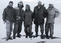 František Lehár, výstup na Pik Lenin v Pamíru, zpět na skále Lipkina. Zleva Pavel, Rosťa, Marta, Franta, Mirek, 1965