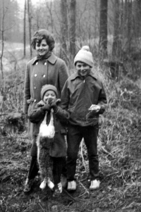 Jiří Jícha s matkou Gertrudou a mladším bratrem Miroslavem / 1967