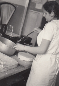 Helena Salfická v dílně cukrárny v rámci studia na učňovské škole, Olomouc, 1960.