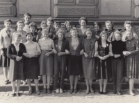 Helena Salfická (první zleva v prostřední řadě) se spolužáky z cukrářského učiliště, Olomouc, 1960.