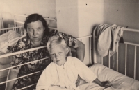 Bohumil Galásek with his mother. Hospital Uherské Hradiště, 1944