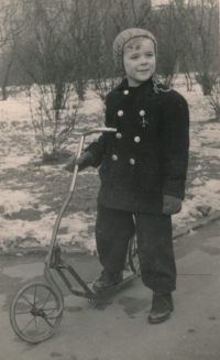 Jan Startl na Karlově náměstí v Praze, 1942