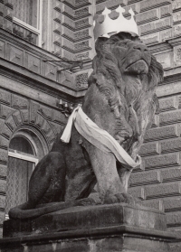 Korunování Českých lvů,  Olomouc (dnešní Okresní soud, Třída Svobody), listopad 1989