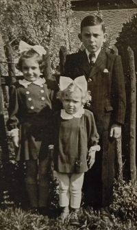 The Mrlík siblings, left Ludmila, brother Antonín and younger sister Marie (born 1940), who died at the age of ten