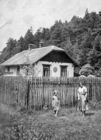 Hájovna na Přerovci, u které se nacházela polní kuchyně. Na fotografii z roku 1936 je manželka hajného s dcerou 