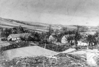 Vyobrazení domků na Přerovci na předválečné pohlednici okolo roku 1930. Hospoda za mostem, Střilkovi, Dluhošovi, Graca a hájovna. Na rubu fotografie uvedena také „pískovna u Dehnera“