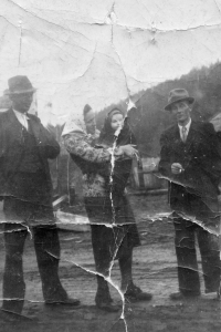 Fotografie z Přerovce okolo roku 1946. Uprostřed s dcerou Evou matka Antonie Tichopádové Anežka Šihorová, vlevo stojí matčin bratr Antonín Tkačík, vpravo soused Valoš Graca