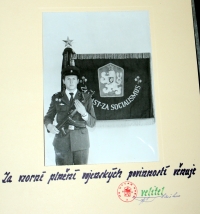 Jiří Jícha před bojovou zástavou / Zadní Chodov / asi 1980