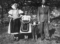 Maminka Zuzana Štelmáková, Anna Hasáková (Štelmáková), bratr Michal Štelmák, Tatínek Juraj Štelmák, Radoma, 1946