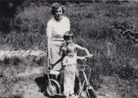 The witness with grandchildren Leon and Veronika, 1970s