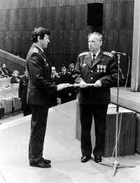 Jiří Jícha / promoce na fakultě vyšetřování Vysoké školy SNB v Bratislavě / 1989