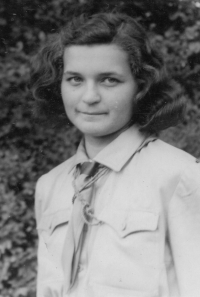 Eva Rybová in scouts, 1946