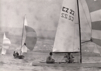 Dušan Srb v roce 1980 na závodech na maďarském Balatonu. Sedí na přední jachtě vlevo