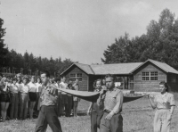 Rekreace zdravotnického personálu z Kojeneckého ústavu v Ostravě ve Zruči nad Sázavou v roce 1951