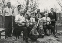 Na svatbě manželů Antonie a Luboše Tichopádových. Antonie Tichopádová sedí uprostřed s harmonikou v roce 1956