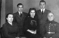 Olga Jaroňová s rodiči a bratry Bohuslavem a Josefem / 1947