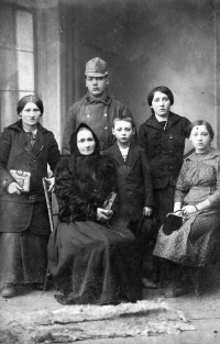 Olga Jaroňová's maternal grandmother with her children, second from the right Olga Jaroňová's mother Amálie, née Škodová, around 1915