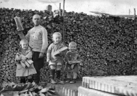 Olga Jaroňová with her father and brothers, Dlhoň, Slovakia, around 1933