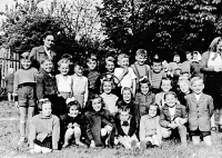 Witness (in a circle) in the first class - Plzen, Nová Hospoda. On the left above her stands her uncle, the youngest brother of her mother. Photographed in 1954